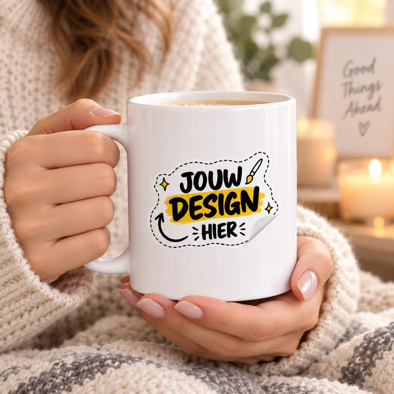 mok die door vrouw wordt vastgehouden